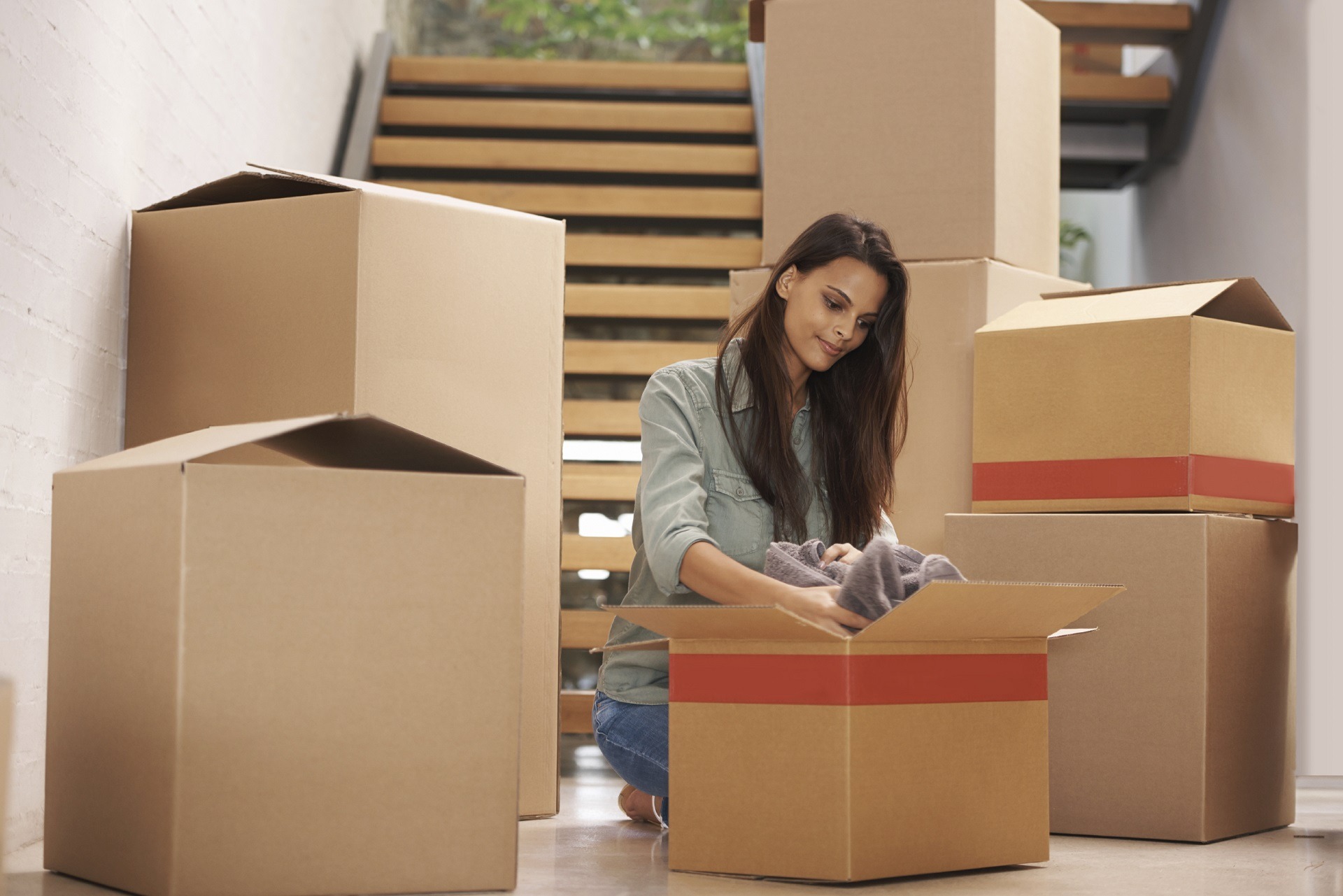 Отметить переехать. Женщина с коробками. Коробки для переезда. Коробки в квартире. Коробки с товаром.